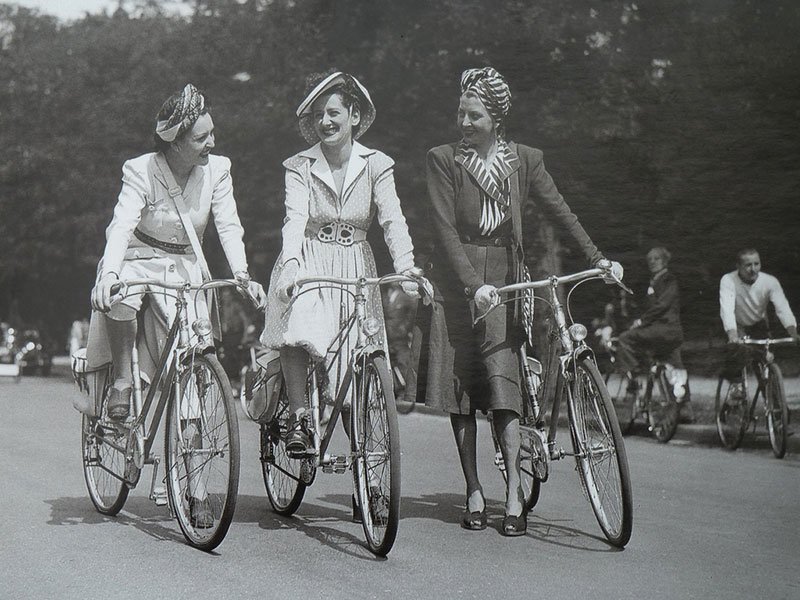 Las mujeres andan en bicicleta en París
