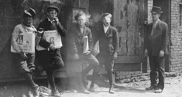 Fotos antiguas de niños fumando cigarrillos