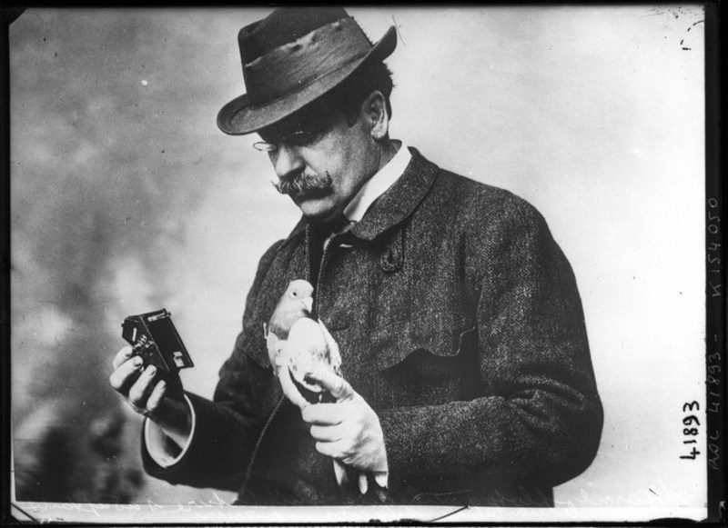 Fotógrafos de palomas del Dr. Neubronner 3 Julius Neubronner con cámara de palomas