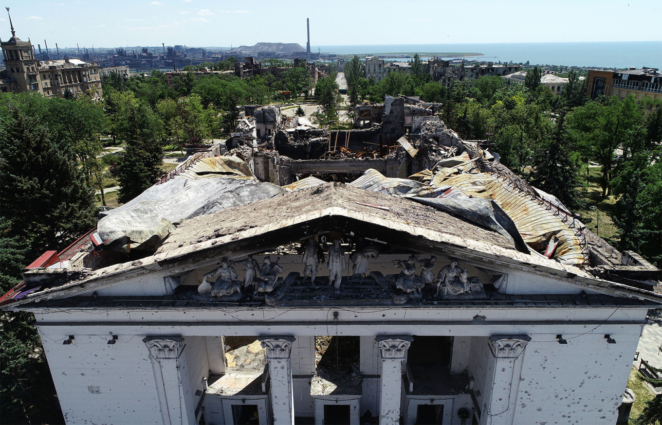 
					
					El teatro dramático Mariupol en el sur de Ucrania después de ser alcanzado por misiles rusos.  Yegor Aleyev / TASS				