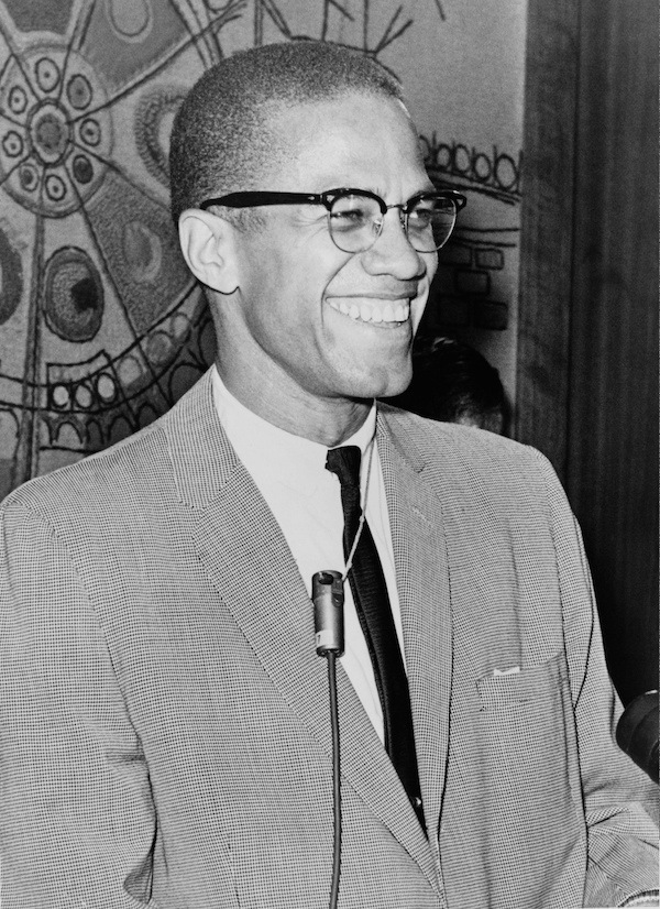 sonriendo durante un discurso