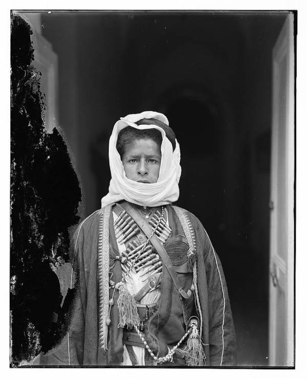 Niño beduino con cartuchos