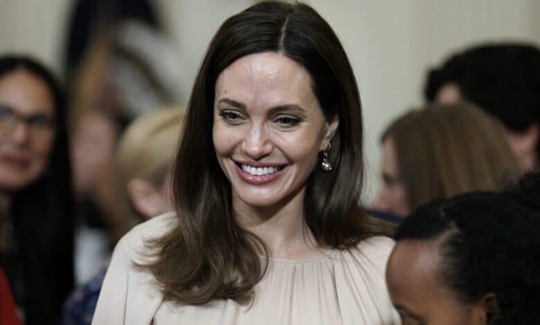 1659155622 Angelina Jolie busca casa en la Mallorca espanola