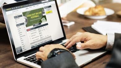 Detenidos los amañadores de partidos que tenían como objetivo las ligas de fútbol española y gibraltareña 7 A man betting on sports online