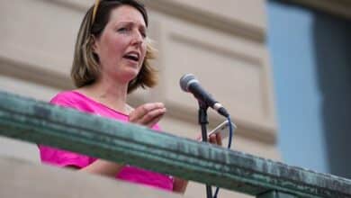 180K recaudados para honorarios legales 1 La Dra. Caitlin Bernard, proveedora de atención médica reproductiva, habla durante una manifestación por el derecho al aborto el sábado 25 de junio de 2022 en el Capitolio de Indiana en Indianápolis. La manifestación fue encabezada por la ACLU de Indiana luego de la decisión de la Corte Suprema de revocar Roe v. Wade, poniendo fin al derecho constitucional al aborto.