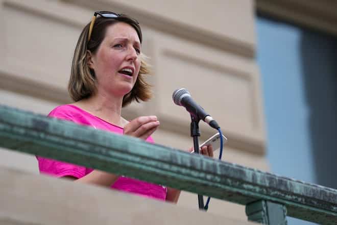 La Dra. Caitlin Bernard, proveedora de atención médica reproductiva, habla durante una manifestación por el derecho al aborto el sábado 25 de junio de 2022 en el Capitolio de Indiana en Indianápolis.  La manifestación fue encabezada por la ACLU de Indiana luego de la decisión de la Corte Suprema de revocar Roe v. Wade, poniendo fin al derecho constitucional al aborto.
