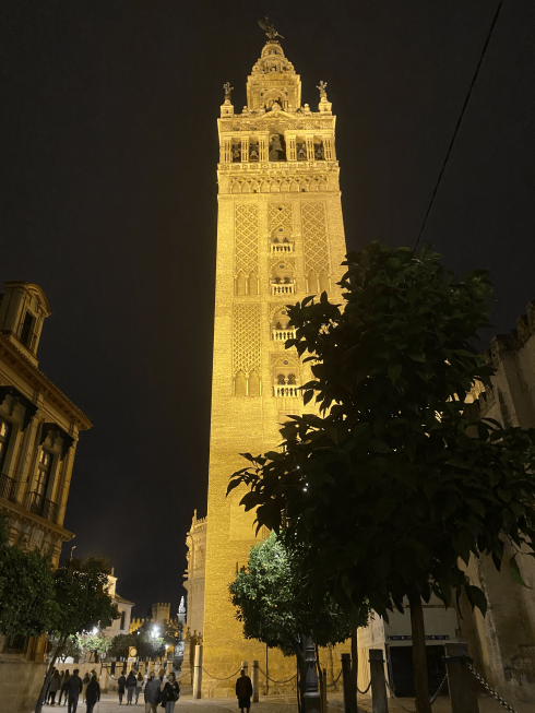 Torre Giralda en minutos de noche