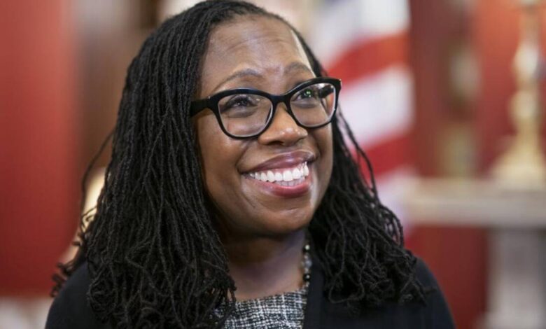 Ketanji Brown Jackson toma juramento y se convierte en la primera mujer negra en la Corte Suprema de EE. UU.