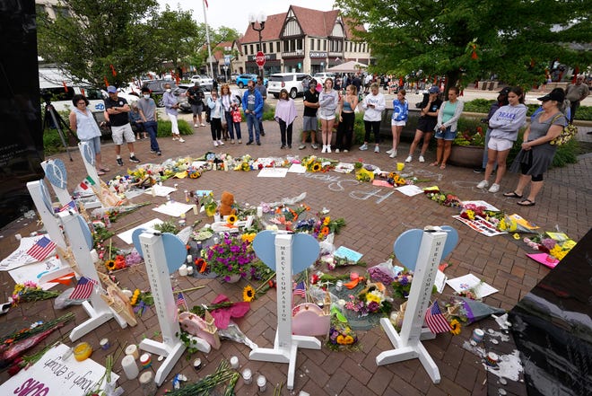 Los residentes del área visitan un monumento a las siete personas que perdieron la vida en Highland Park, Illinois, el tiroteo masivo del 4 de julio, el miércoles 6 de julio de 2022, en Highland Park.  (Foto AP/Charles Rex Arbogast) ORG XMIT: ILCA131