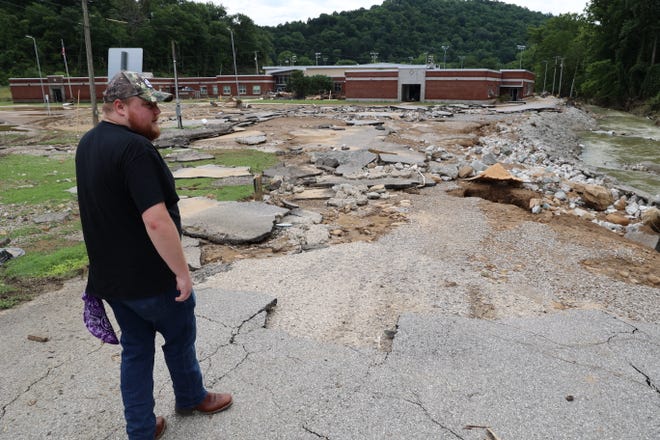 Jalen Cooper, de 27 años, maestra en Buckhorn, Ky., examina los daños causados ​​por las inundaciones en una escuela comunitaria.