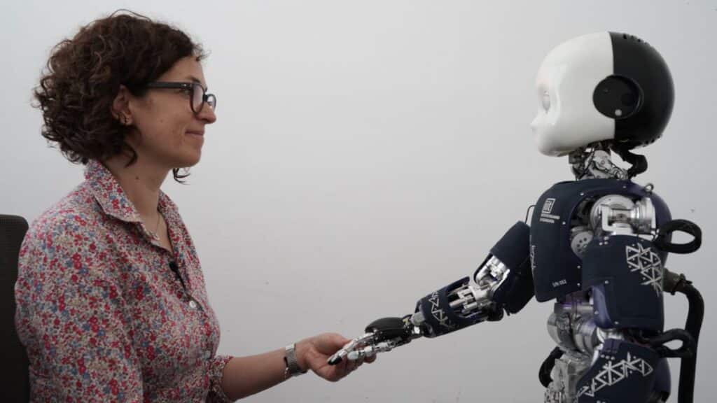 Robot parecido a un humano engaña a la gente haciéndoles creer que tiene mente propia
