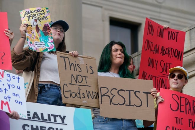 Los partidarios del derecho al aborto protestan por la anulación de Roe v. Wade el martes 28 de junio de 2022 en el Capitolio de Mississippi en Jackson.  El fiscal general del estado, Lynn Fitch, certificó el lunes la ley de activación del estado que prohíbe el aborto, excepto en los casos en que la vida de la madre esté en peligro o se haya denunciado una violación a la policía.