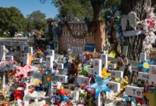 Un monumento en la Escuela Primaria Robb en Uvalde, Texas, honra a los 19 niños y dos maestros asesinados en una masacre a tiros el 24 de mayo.