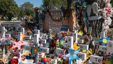 Un monumento en la Escuela Primaria Robb en Uvalde, Texas, honra a los 19 niños y dos maestros asesinados en una masacre a tiros el 24 de mayo.