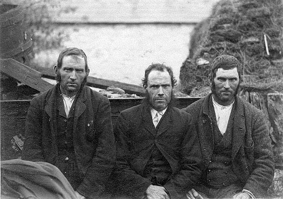 Tres hombres durante el desalojo
