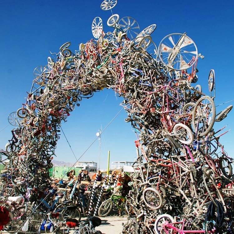 Arco de bicicleta de arte reciclado