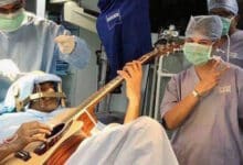 Hombre toca la guitarra mientras los cirujanos le operan el cerebro
