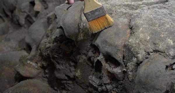 Torre de cráneos humanos descubierta en un antiguo templo plantea nuevas preguntas sobre la cultura azteca