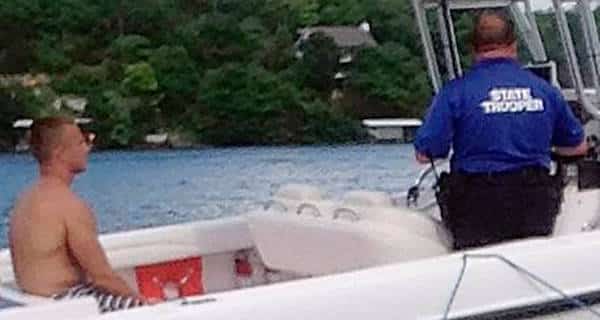Hombre esposado se ahoga después de caer de un bote de la policía, el policía recibe un cargo de delito menor
