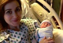 Médico a punto de dar a luz hace una pausa para dar a luz al bebé de otra mujer