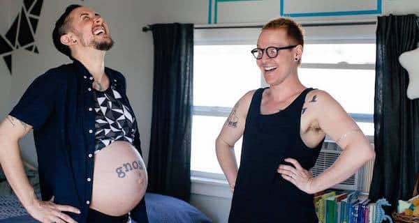 Hombre trans da la bienvenida al primer hijo biológico al mundo con su esposo