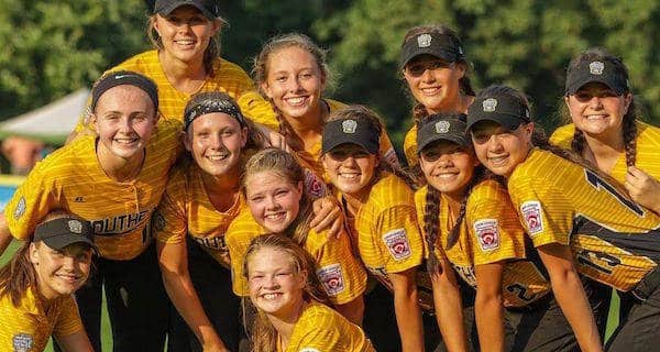 Little Leaguers prohibidos de la Serie Mundial por foto de los dedos medios 1 Little Leaguers prohibidos de la Serie Mundial por foto de los dedos medios