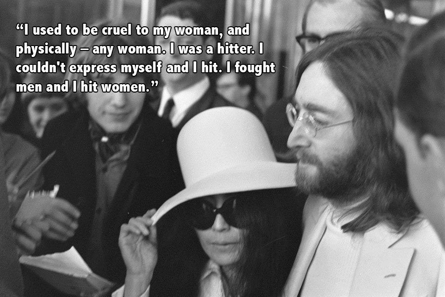 John Lennon sosteniendo a Yoko