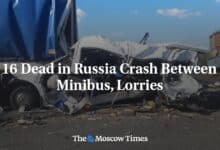 Al menos 16 muertos en choque entre minibus y camiones