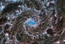 Esta imagen compuesta publicada por la NASA/ESA el 30 de agosto de 2022 desde el Telescopio Espacial James Webb y el Telescopio Espacial Hubble muestra el corazón de M74, también conocida como la Galaxia Fantasma.  M74, una galaxia espiral a 32 millones de años luz de distancia, está compuesta por alrededor de 100 mil millones de estrellas.