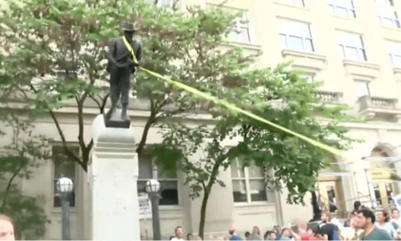 Manifestantes derriban estatua confederada en respuesta a Charlottesville