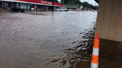 En esta foto proporcionada por el pastor Bryant May, el agua de lluvia cubrió Bierdeman Road en Pearl, Mississippi, el miércoles 24 de agosto de 2022.
