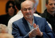 Salman Rushdie sin ventilador y hablando, día después del ataque: agente