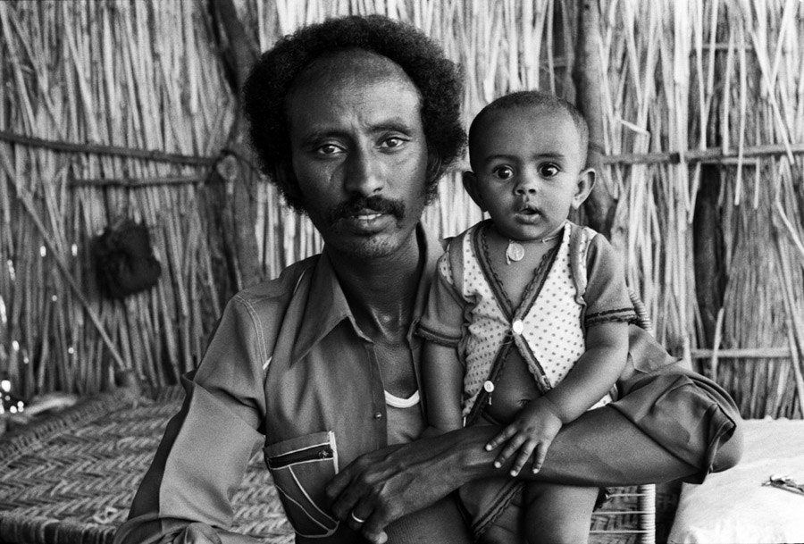 Refugiado etíope padre hijo