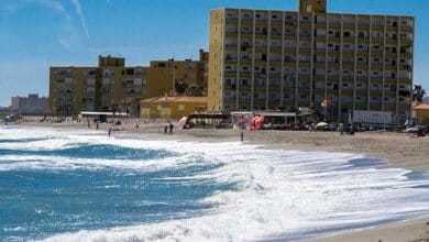 Tuberia de alcantarillado reventada inunda zona de playa en Malaga