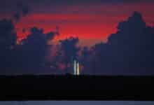 El cielo comienza a despejarse antes del amanecer, destacando el cohete lunar Artemis-1 en la plataforma de lanzamiento 39 en el Centro Espacial Kennedy, en esta vista desde Titusville, Florida, el 23 de agosto de 2022.