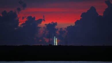 El cielo comienza a despejarse antes del amanecer, destacando el cohete lunar Artemis-1 en la plataforma de lanzamiento 39 en el Centro Espacial Kennedy, en esta vista desde Titusville, Florida, el 23 de agosto de 2022.