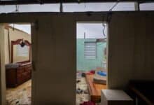 El huracán Fiona provoca el derrumbe del techo de la casa de Nelson Cirino en Loisa, Puerto Rico, el 18 de septiembre de 2022.