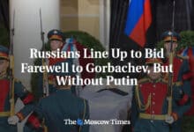 Los rusos hacen cola para despedirse de Gorbachov pero sin
