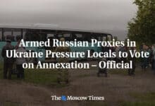 Representantes rusos armados en Ucrania presionan a los lugarenos para