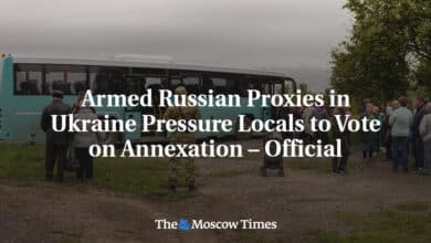 Representantes rusos armados en Ucrania presionan a los lugarenos para
