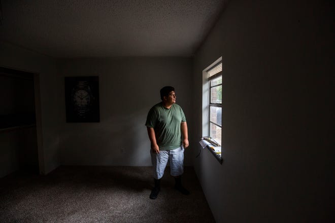 Carlos Medina, de 20 años, fue traído a los Estados Unidos desde México por sus padres con visas de turista cuando era niño, y la familia decidió extender la visa. Los dos hermanos mayores de Carlos han recibido Acción Diferida para los Llegados en la Infancia (DACA), que los protege de la deportación, pero su solicitud de la misma protección se ha estancado ya que DACA es impugnada en los tribunales.