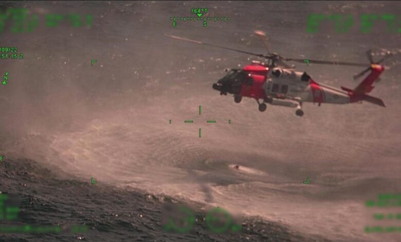 1665871213 La Guardia Costera rescata a tres tripulantes que sobrevivieron un