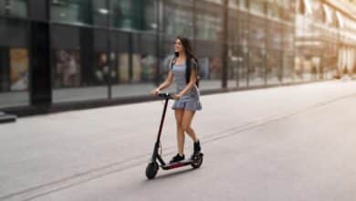 Cómo cambiar batería de un patinete 11 chica_en_patinete
