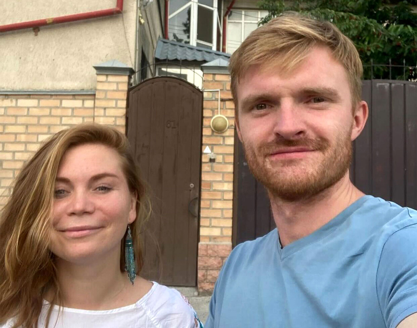 
					
					
					
					Yulia e Ilya Kuleshov frente a su casa de "techo rojo".Ilya Kulesov				