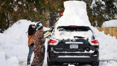 Fuertes nevadas entierran autos, la nieve continúa en el oeste de Nueva York