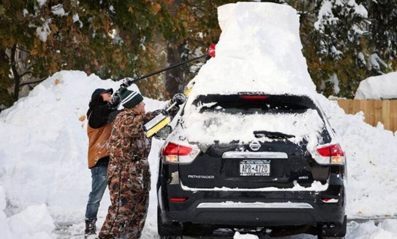 Fuertes nevadas entierran autos, la nieve continúa en el oeste de Nueva York