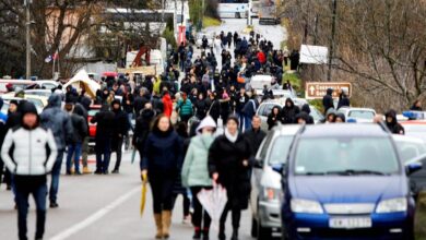 Los serbios en Kosovo bloquean carreteras y se enfrentan a la policía a medida que empeoran las tensiones étnicas