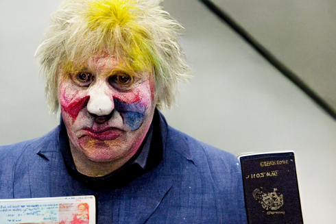 Chipperjo Boris Johnson disfrazado de payaso sosteniendo su pasaporte 2