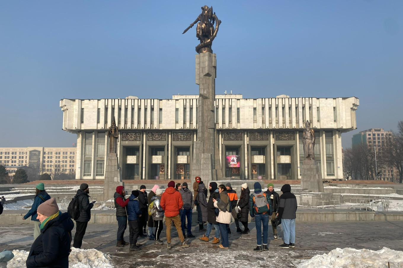 
					
					
					
					Manifestantes a favor de la Marina en Bishkek, Kirguistán.Nurbek Savitahunov				