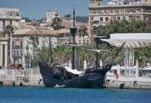 Una replica del historico velero Nao Victoria atracado en el